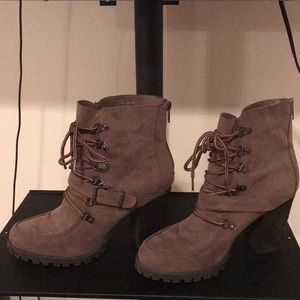 Super comfy dark tan boots!
